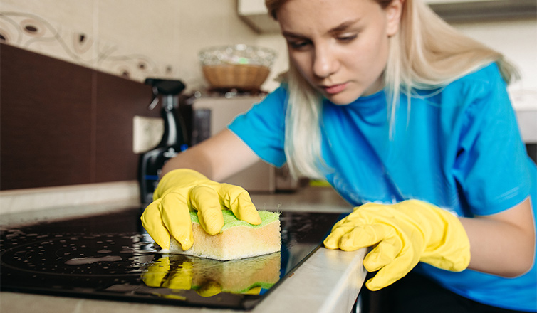 cleaning glass stovetop Image by user15285612 on Freepik